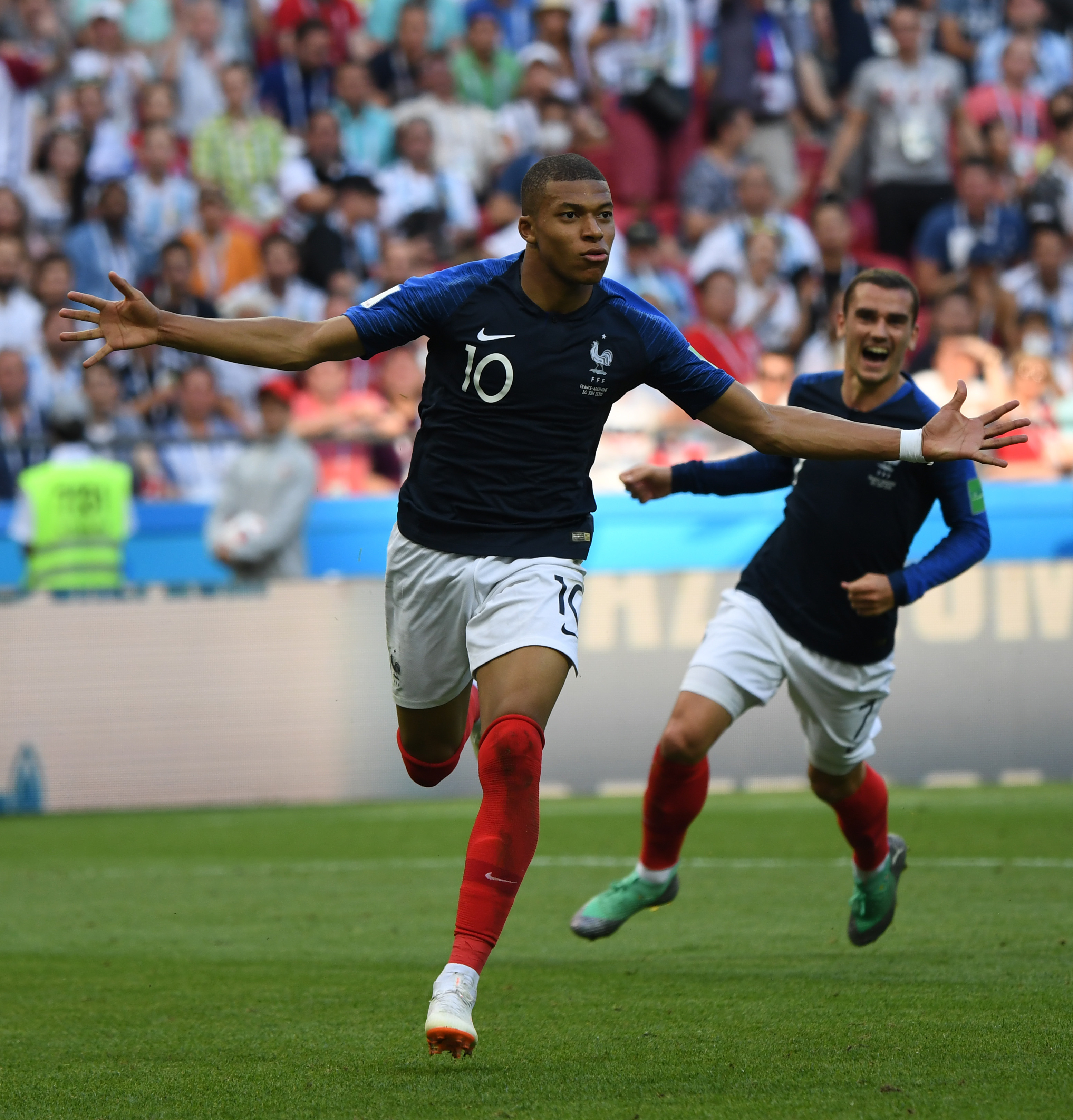 欧洲足坛疯狂周末诞生 豪门心系欧战冷门跌爆（欧洲足坛上演疯狂周末：豪门为欧战分心，冷门频出）