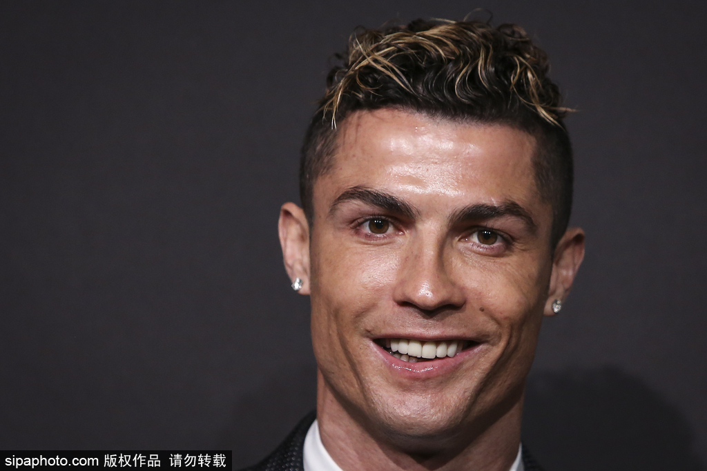 国足大换血！邵佳一破格提拔3大新星， 球迷：比归化球员强多了！（国足阵容大调整！邵佳一破格召入三大新星，球迷：实力不逊归化球员）