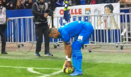 前锋连续三场进球，状态巅峰