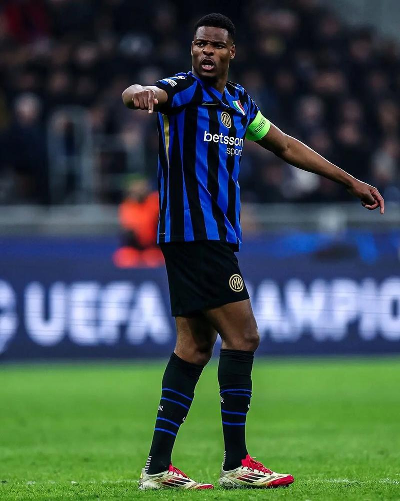 这脚任意球让门将都愣住了