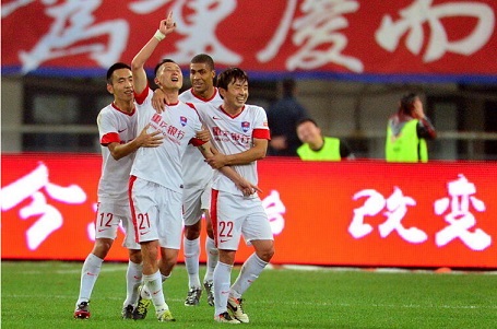 培养出总冠军！圣克拉拉大学退役杰伦·威廉姆斯24号球衣（总冠军摇篮！圣克拉拉大学退役杰伦-威廉姆斯24号球衣）