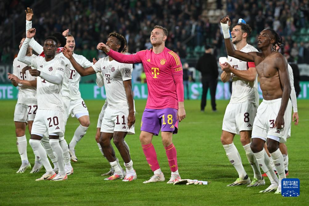 在空中直上直下：福法纳对阵巴萨个人集锦（腾空制霸：福法纳对阵巴萨高光时刻）