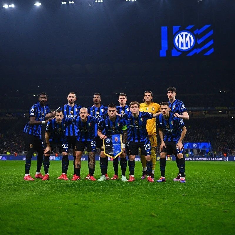 收到国足纪念球衣，尹鸿博：感谢祖国，为国出战是最大骄傲（获赠国足纪念球衣，尹鸿博致谢祖国：为国而战最荣耀）