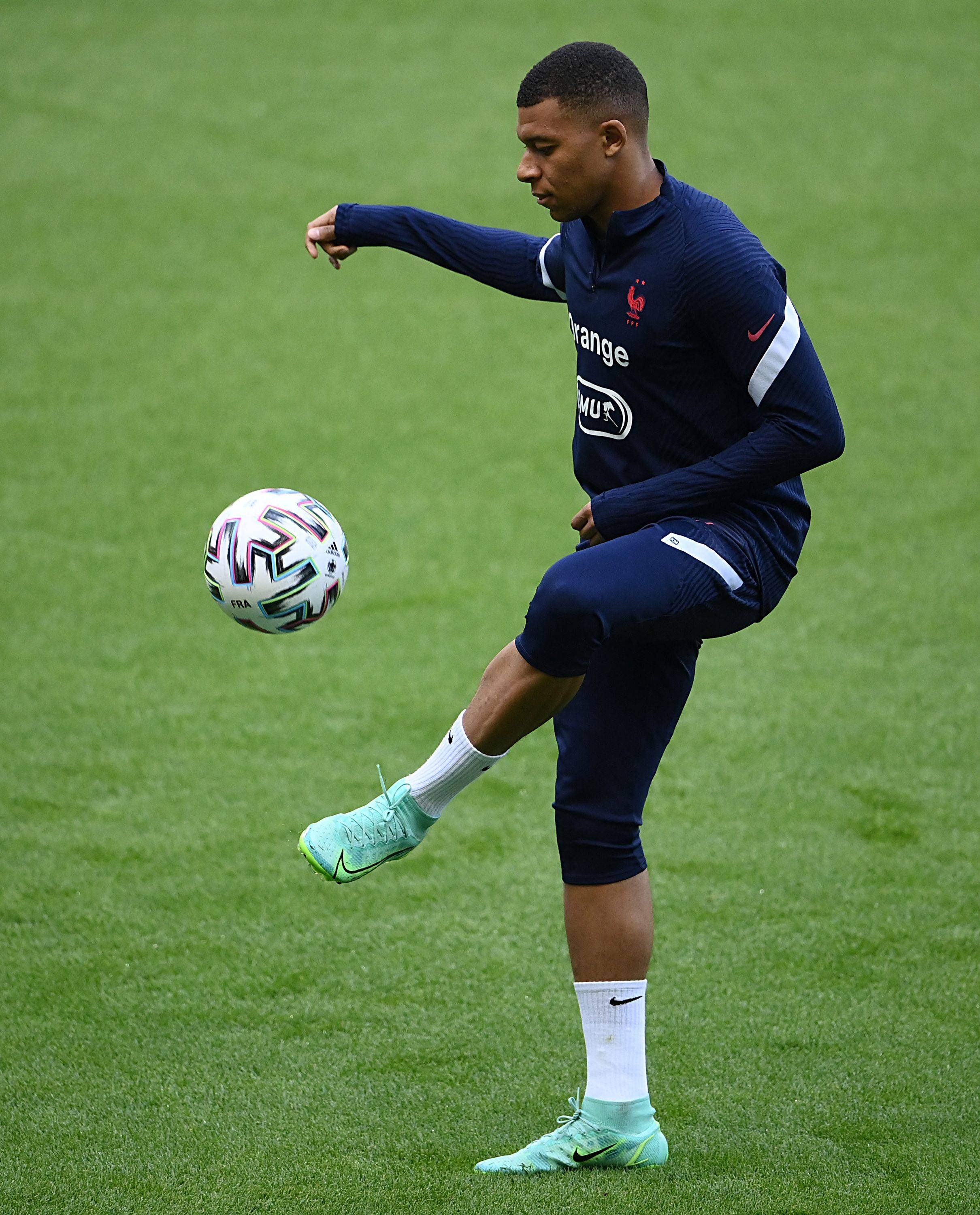 开始北伐！曼联在客场以4比1轻取狼队，3轮不败后升第6（北上征途开启！曼联客场4-1胜狼队，三轮不败升至第六）