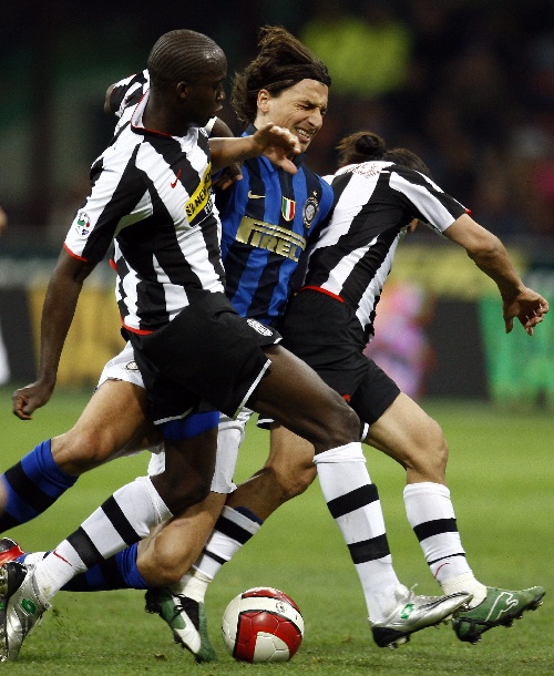 马卡：因负面争议，博阿滕在巴萨进行教练课程时遭球迷批评（马卡：争议缠身，博阿滕在巴萨教练课期间遭球迷指责）