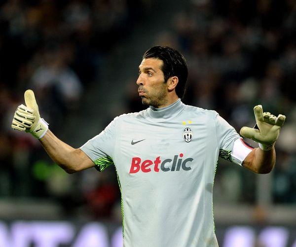 沈月录节目滚落山坡，王鹤棣救援未果（录制节目时沈月意外滚下山坡，王鹤棣营救未果）