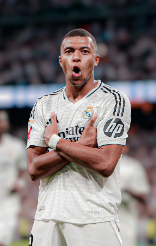 梅西路过回家，重返巴萨诺坎普球场。1800w点赞。（梅西再临诺坎普，回家一刻收获1800万点赞）